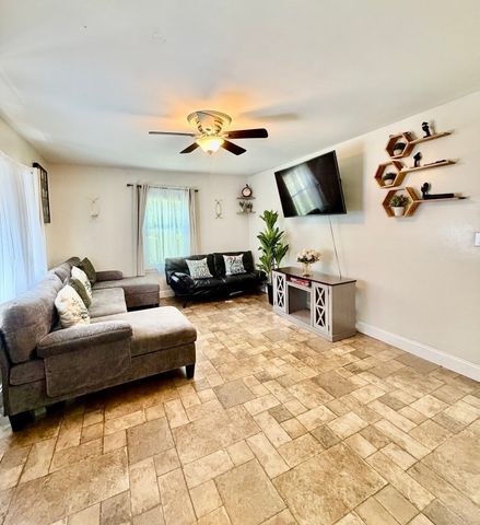 48 Leominster St, Westminster, MA 01473