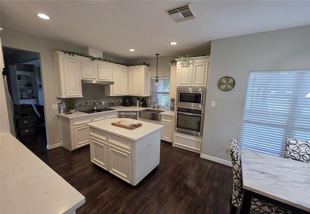 202 Lakeland Circle, Rosharon, TX 77583