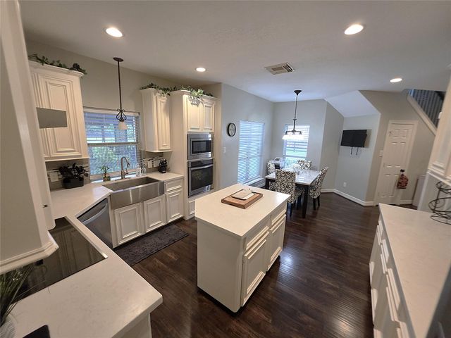 202 Lakeland Circle, Rosharon, TX 77583