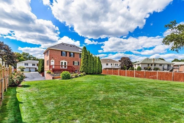 4 Gavin Cir, Stoneham, MA 02180