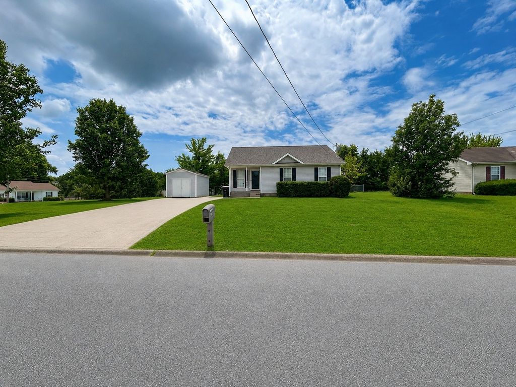 954 Winesap Rd, Clarksville, TN 37040