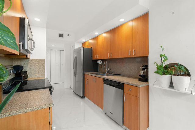 1000 E Island Boulevard 305, Aventura, FL 33160
