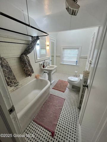 194 S Main Avenue, Albany, NY 12208
