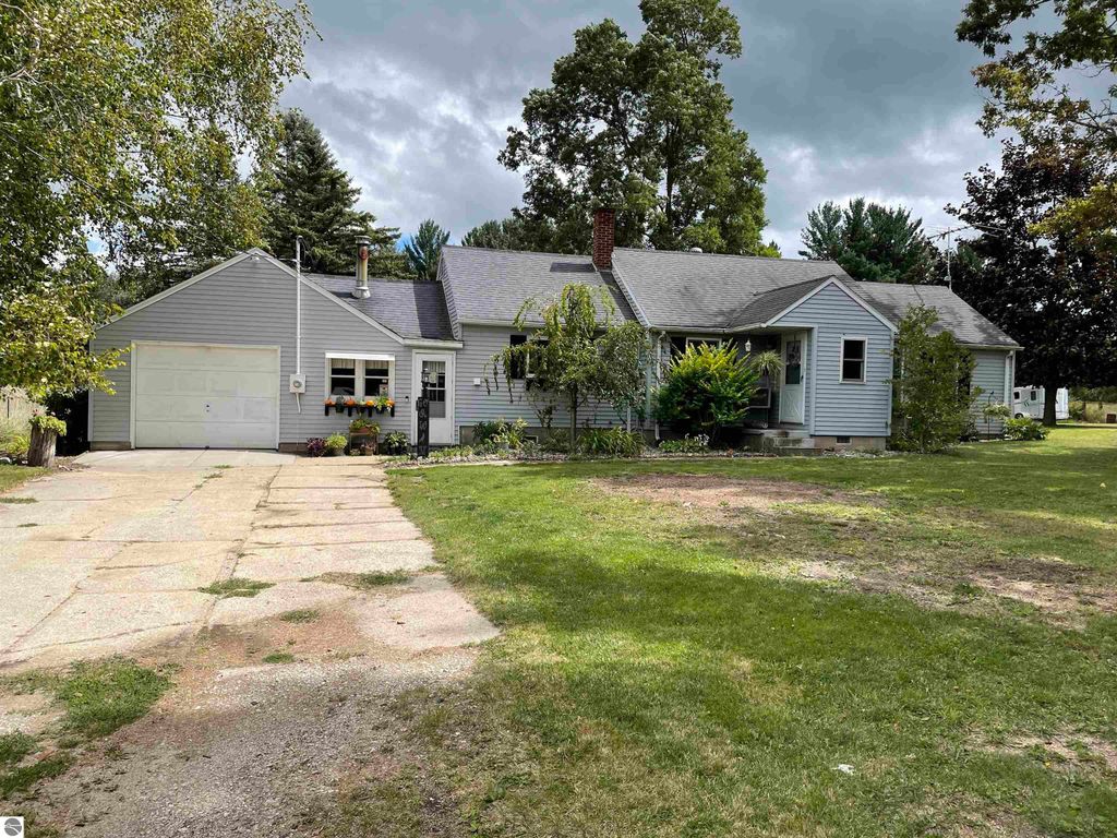 Image 1 of property listing at 4658 N Croswell Road, Alma, MI 48801