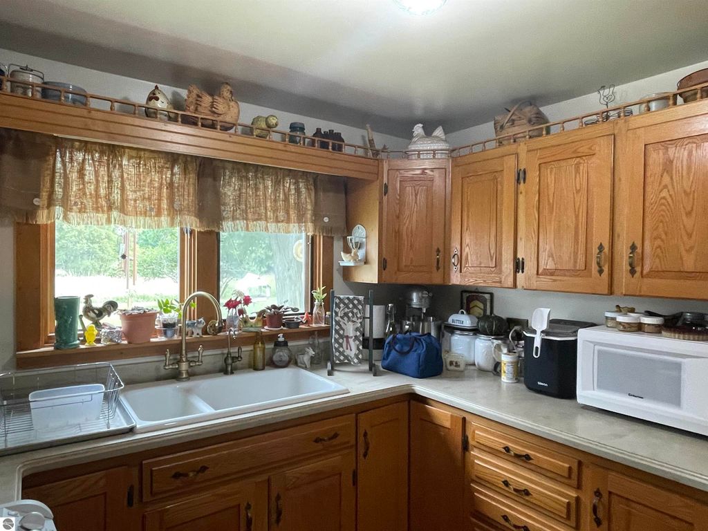 Image 13 of property listing at 4658 N Croswell Road, Alma, MI 48801