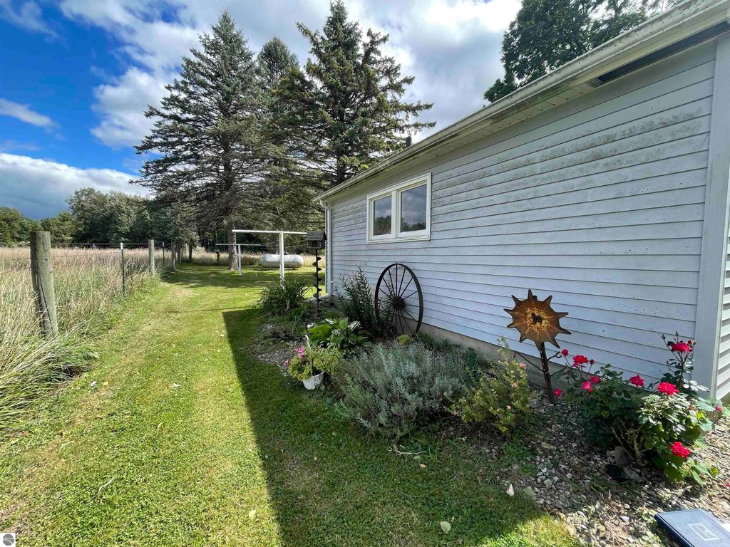 Image 23 of property listing at 4658 N Croswell Road, Alma, MI 48801