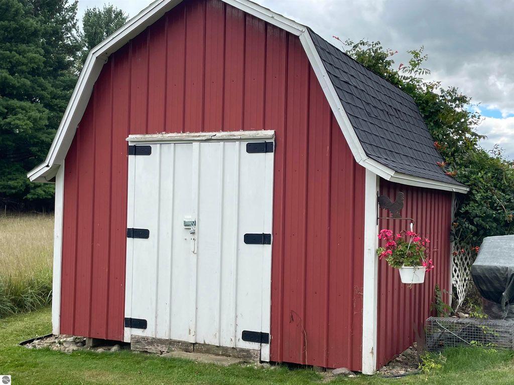 Image 25 of property listing at 4658 N Croswell Road, Alma, MI 48801