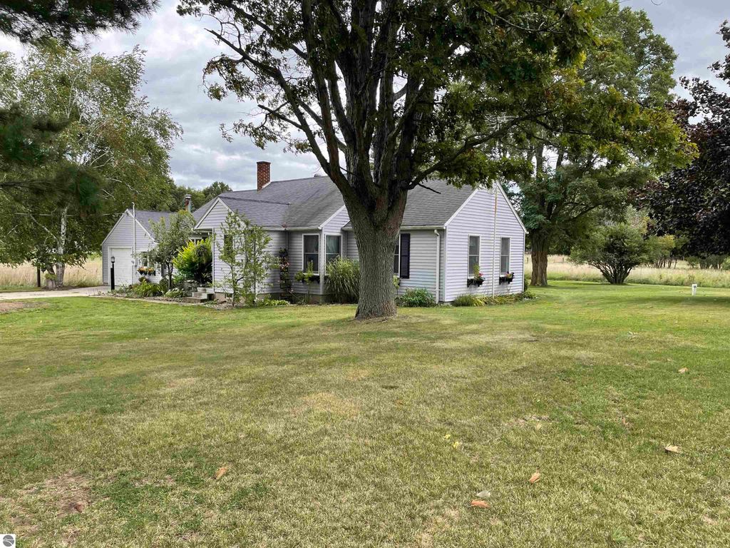 Image 3 of property listing at 4658 N Croswell Road, Alma, MI 48801