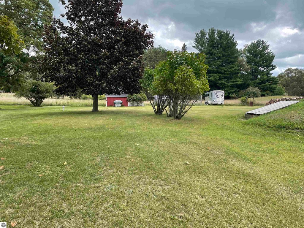 Image 4 of property listing at 4658 N Croswell Road, Alma, MI 48801