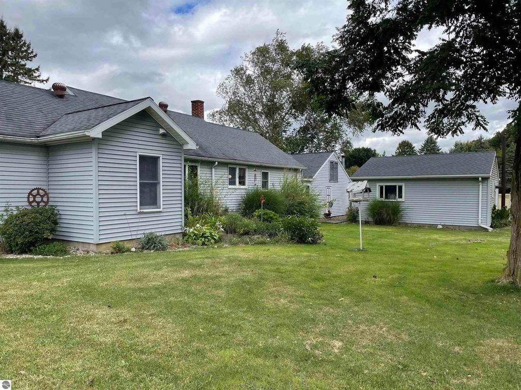 Image 5 of property listing at 4658 N Croswell Road, Alma, MI 48801