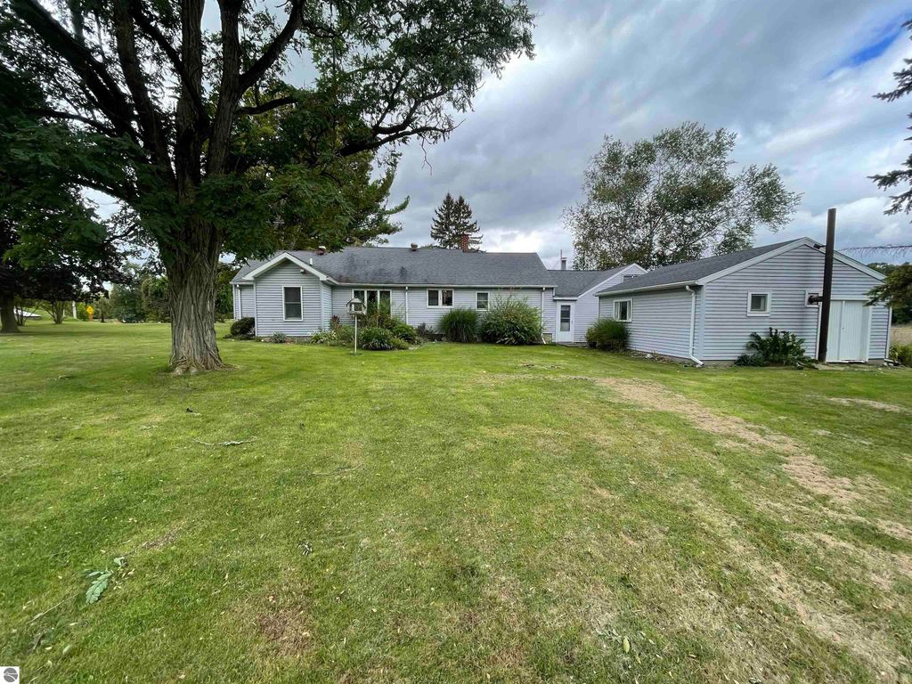 Image 6 of property listing at 4658 N Croswell Road, Alma, MI 48801