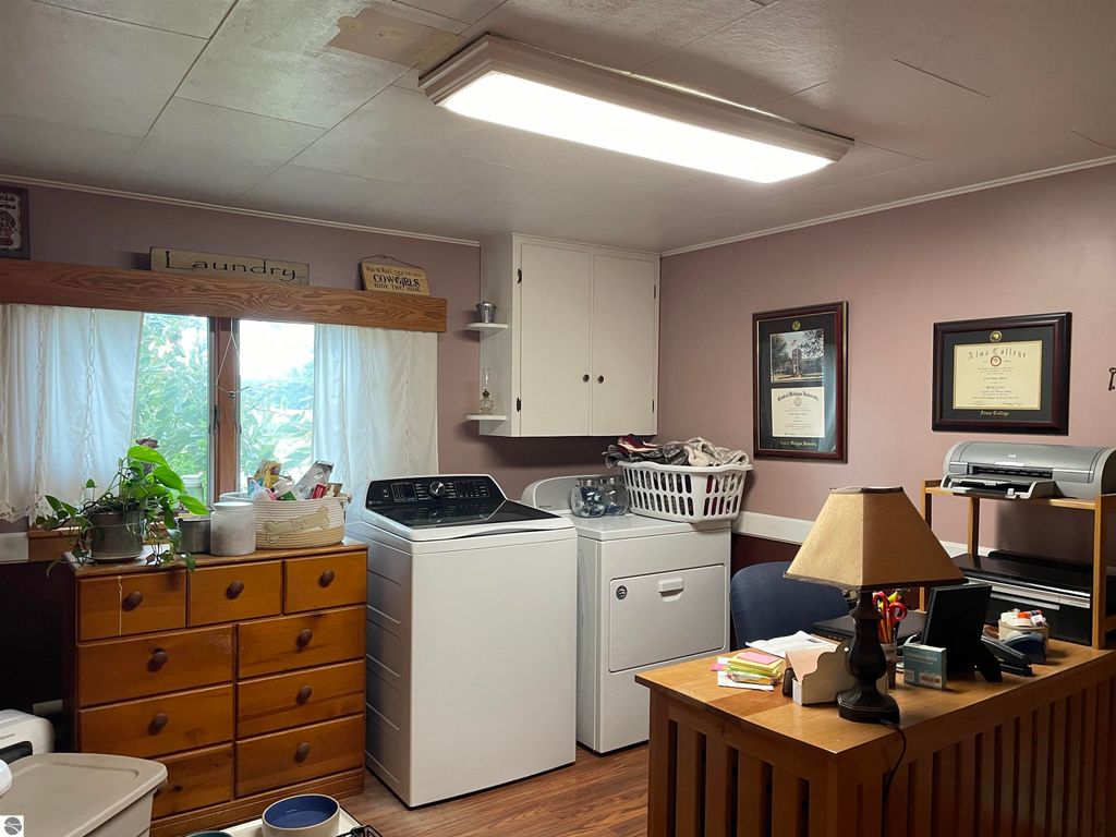 Image 8 of property listing at 4658 N Croswell Road, Alma, MI 48801