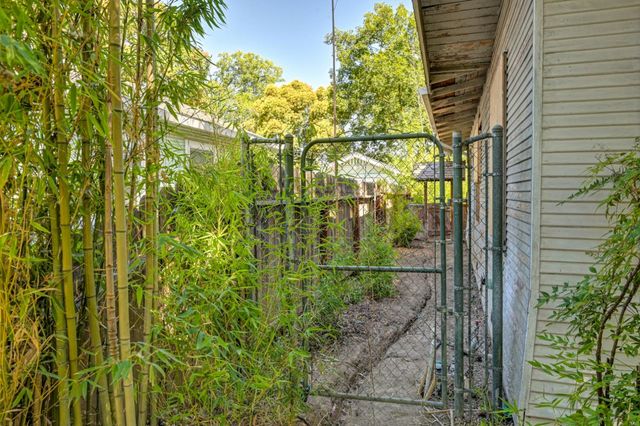 1525 W Flora St, Stockton, CA 95203