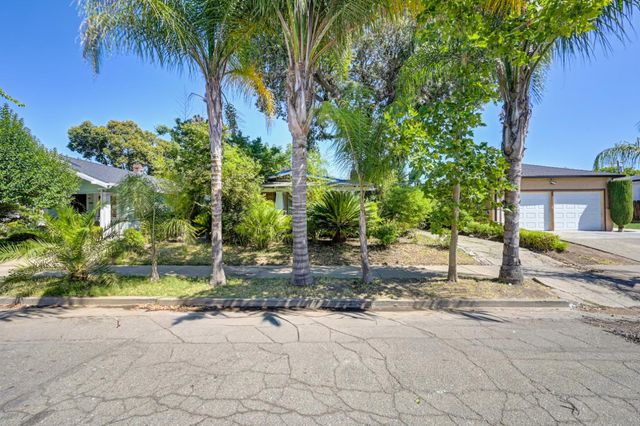1525 W Flora St, Stockton, CA 95203