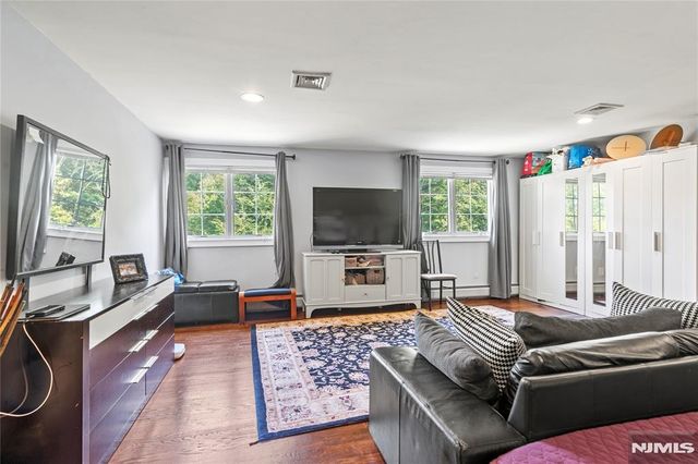 10 Allendale Road, Saddle River, NJ 07458