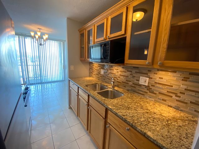 1043 S York Road 411, Bensenville, IL 60106