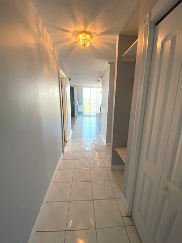 1043 S York Road 411, Bensenville, IL 60106