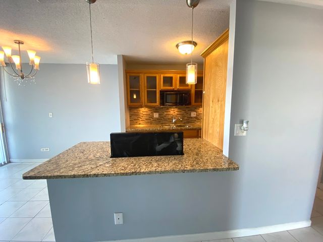 1043 S York Road 411, Bensenville, IL 60106