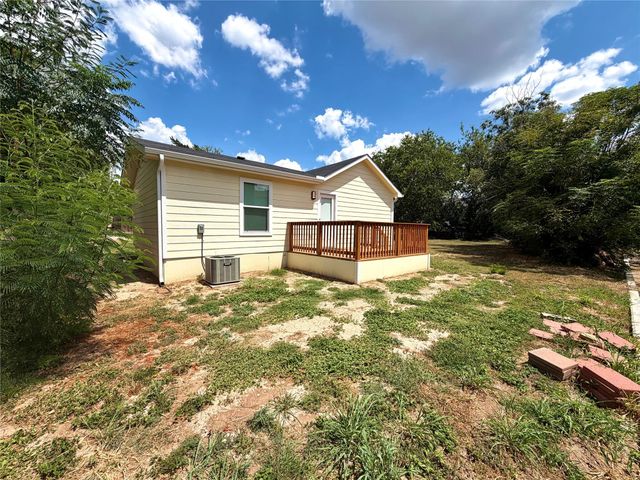 1107 Neches ST, Lockhart, TX 78644