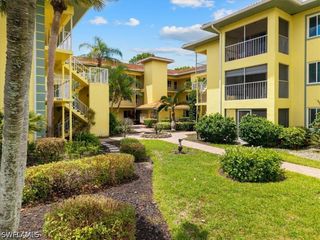 1001 Foxfire LN 102, Naples, FL 34104