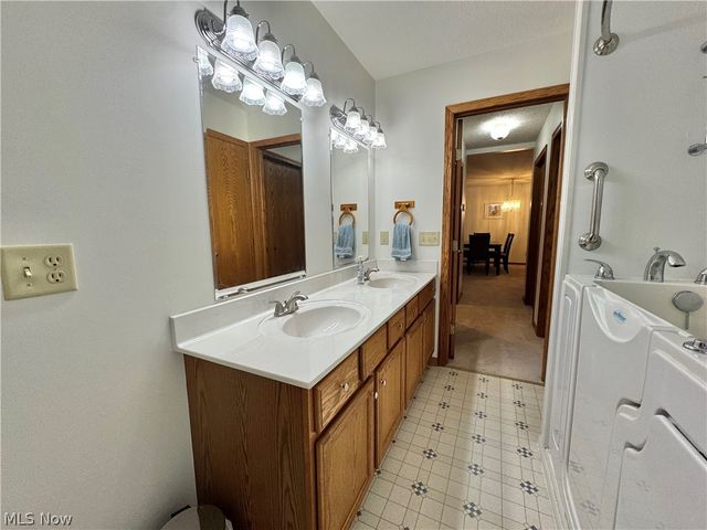 2518 Woodlawn Circle NW 42A, Canton, OH 44708