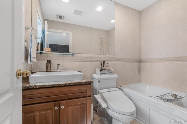 813 5th Avenue, New Hyde Park, NY 11040