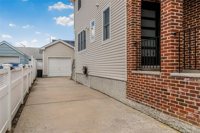 813 5th Avenue, New Hyde Park, NY 11040