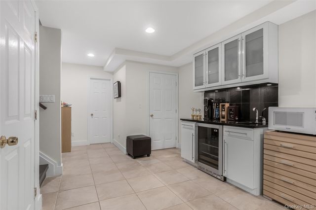 813 5th Avenue, New Hyde Park, NY 11040
