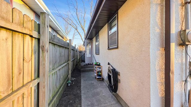 736 Cottage Avenue E, Saint Paul, MN 55106