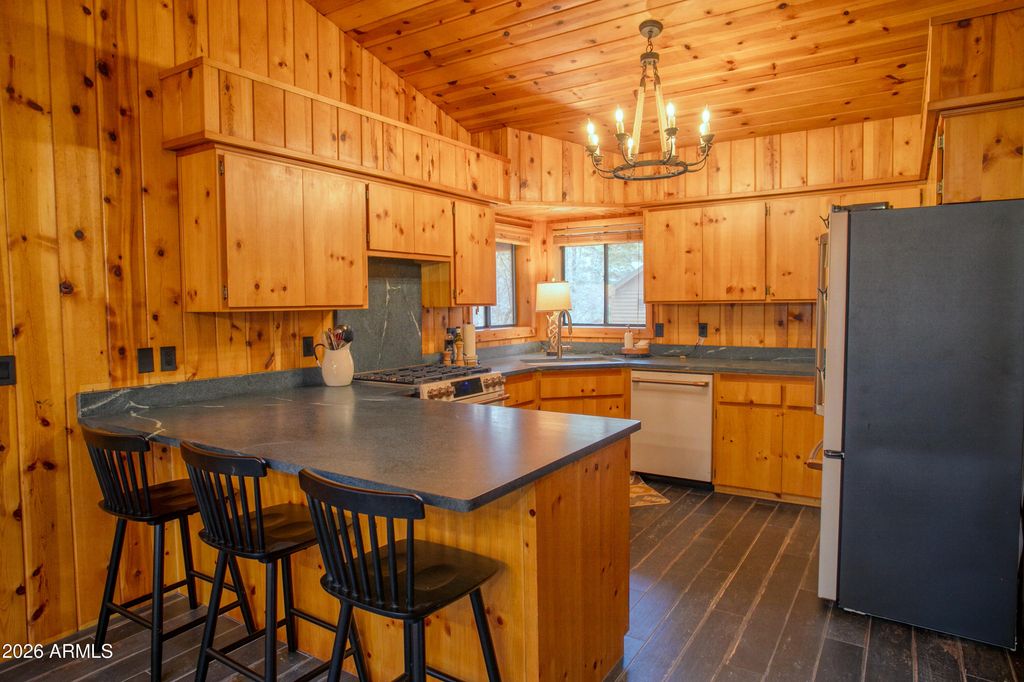 Image 7 of property listing at 3734 LARKSPUR Lane, Pinetop, AZ 85935