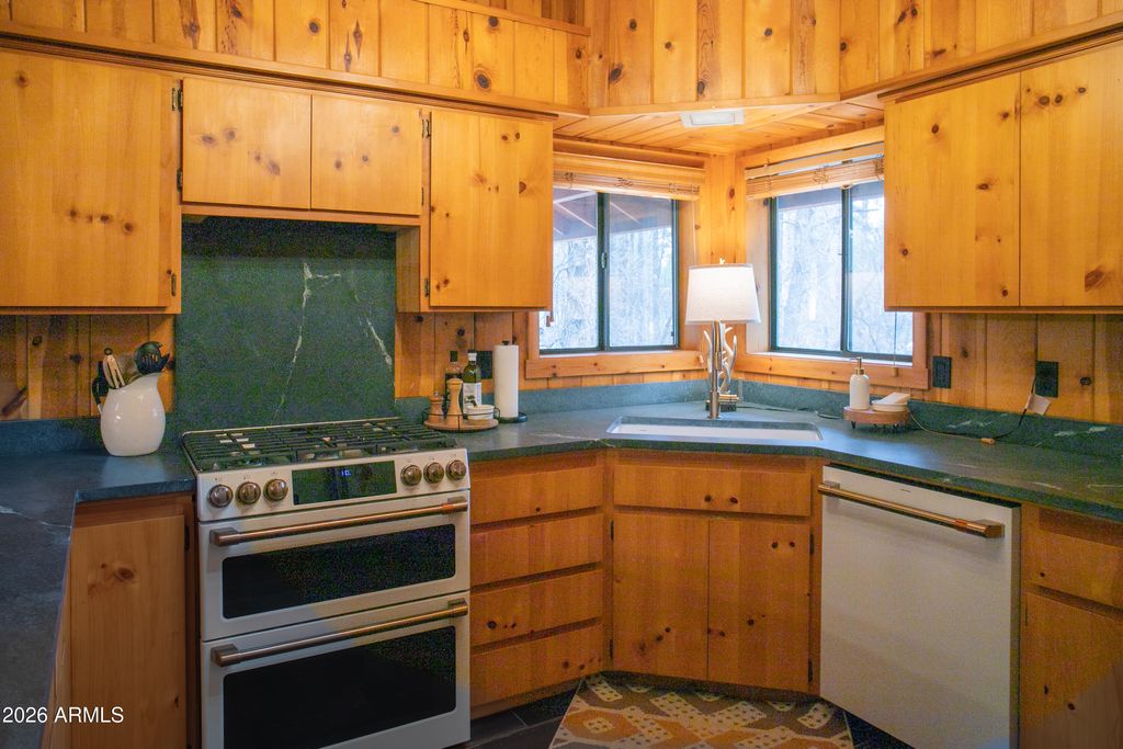 Image 8 of property listing at 3734 LARKSPUR Lane, Pinetop, AZ 85935