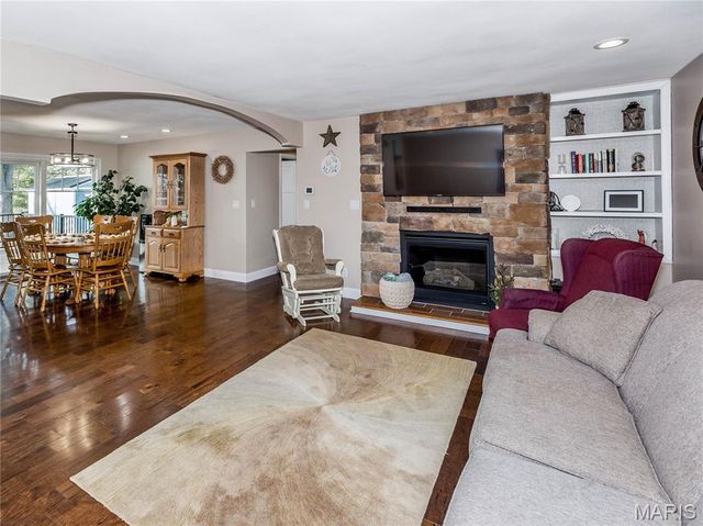 30 Lake Drive, Troy, IL 62294