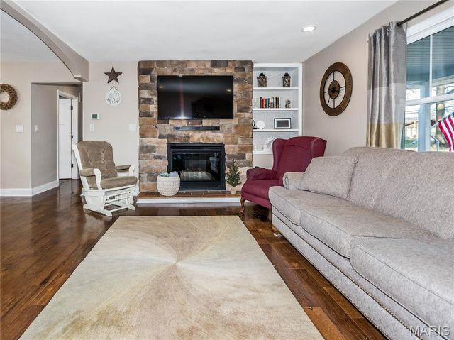 30 Lake Drive, Troy, IL 62294