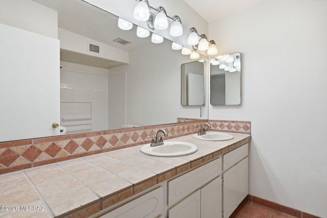 618 S Staunton Drive, Tucson, AZ 85710