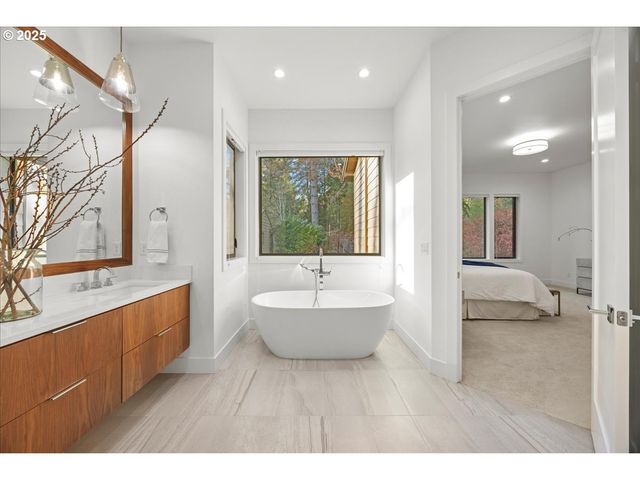 5455 CHILDS Rd, Lake Oswego, OR 97035