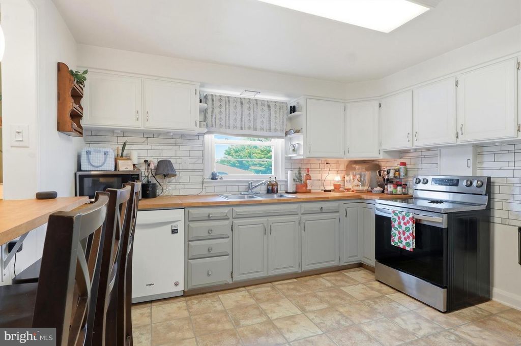 Image 10 of property listing at 2160 HESS RD, York, PA 17404