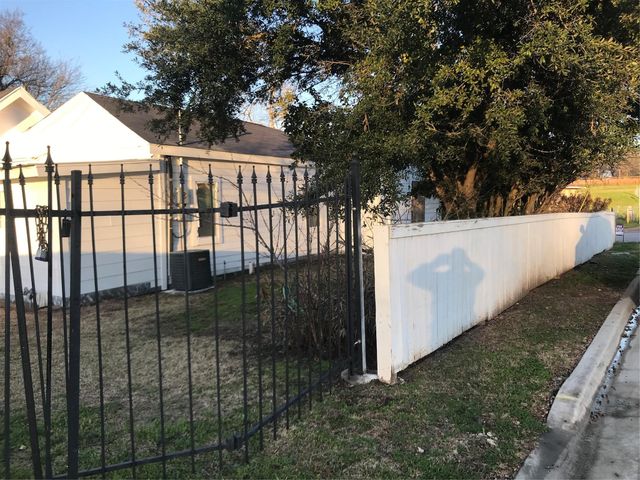 801 Gay Hill Street, Brenham, TX 77833