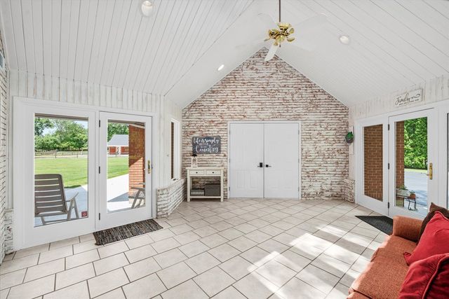 6N056 Surrey Road, Wayne, IL 60184