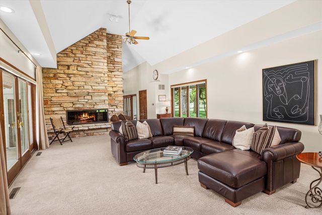 6N056 Surrey Road, Wayne, IL 60184