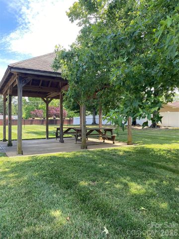 100 N Ferncliff Drive, Mount Holly, NC 28120