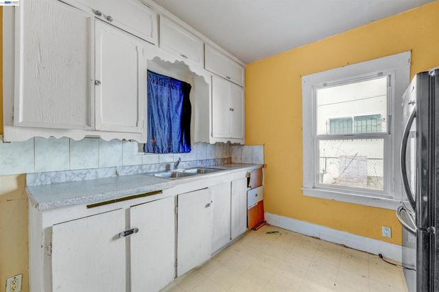 1061 71st Ave, Oakland, CA 94621