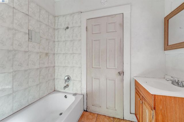 1061 71st Ave, Oakland, CA 94621