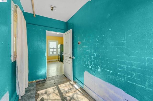 1061 71st Ave, Oakland, CA 94621