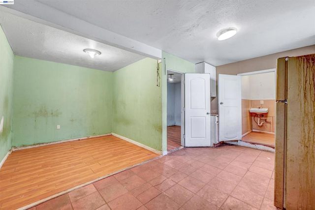 1061 71st Ave, Oakland, CA 94621