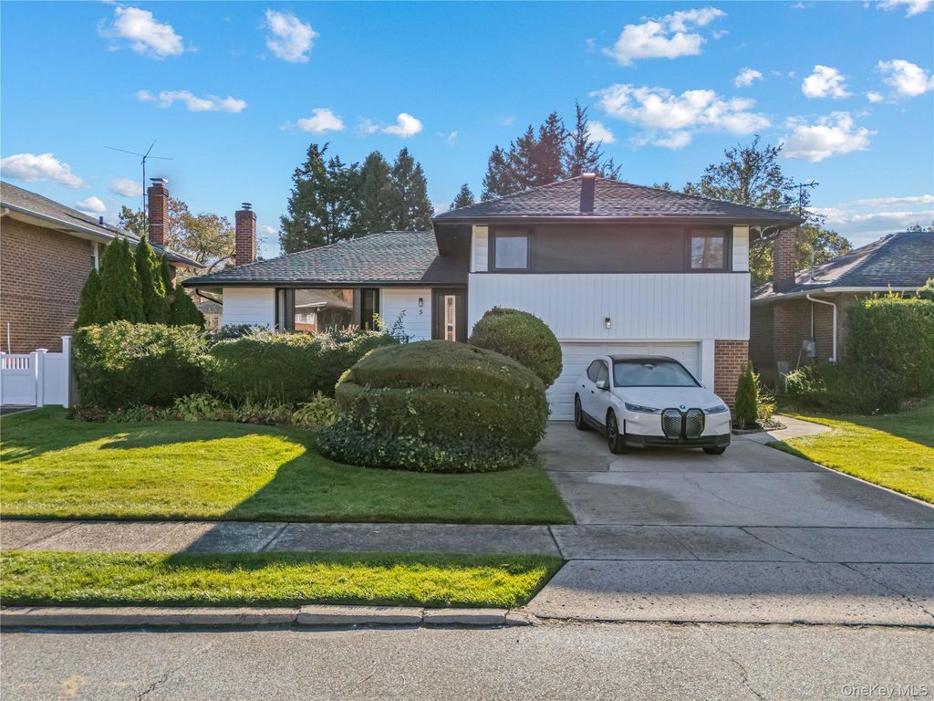 5 Orient Court, Westbury, NY 11590