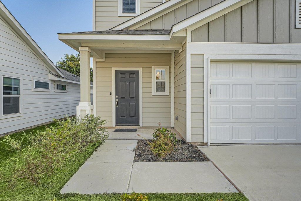 105 Appleberry LN, Elgin, TX 78621