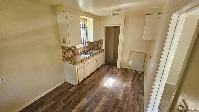 6303 Grandmont Avenue, Detroit, MI 48228