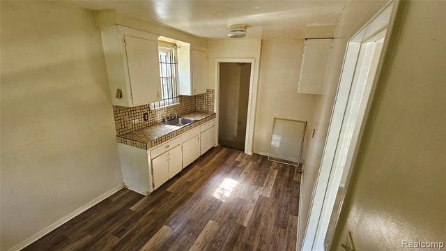 6303 Grandmont Avenue, Detroit, MI 48228