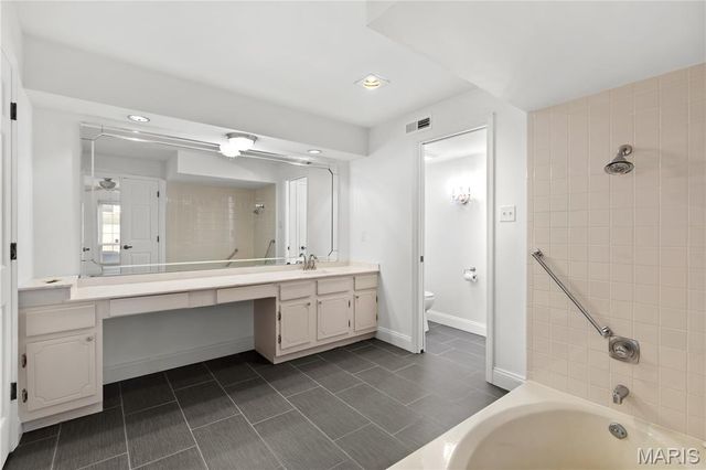 974 Claytonbrook Drive 1A, Ballwin, MO 63011