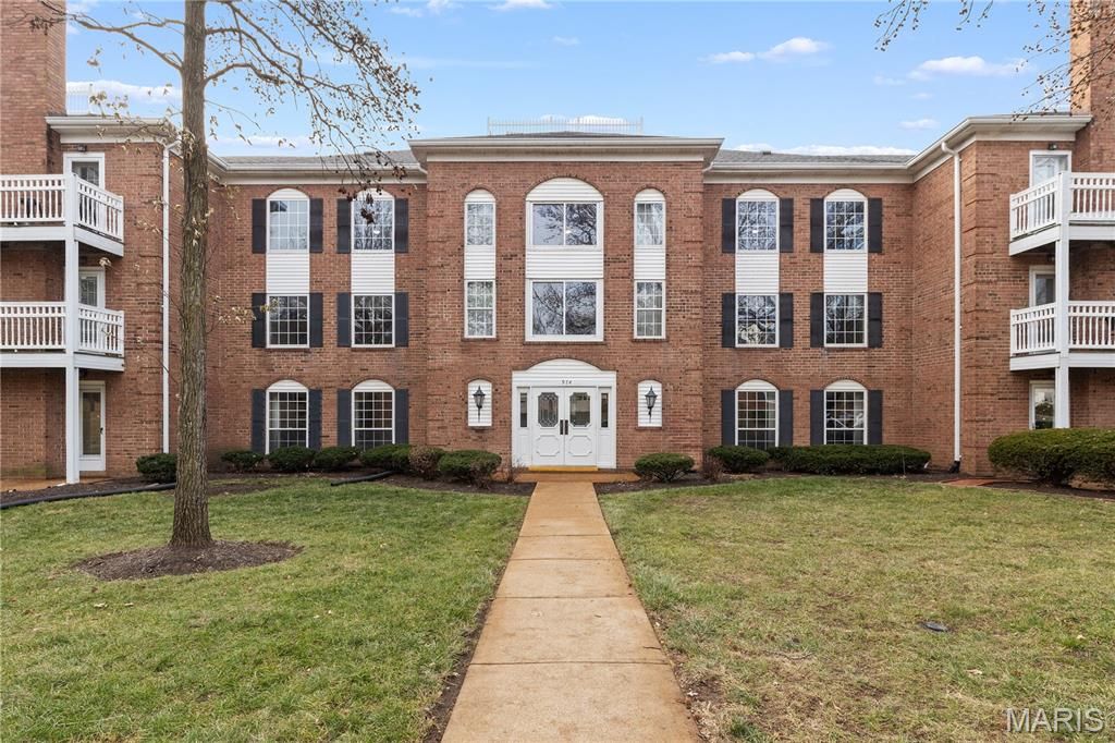 974 Claytonbrook Drive 1A, Ballwin, MO 63011